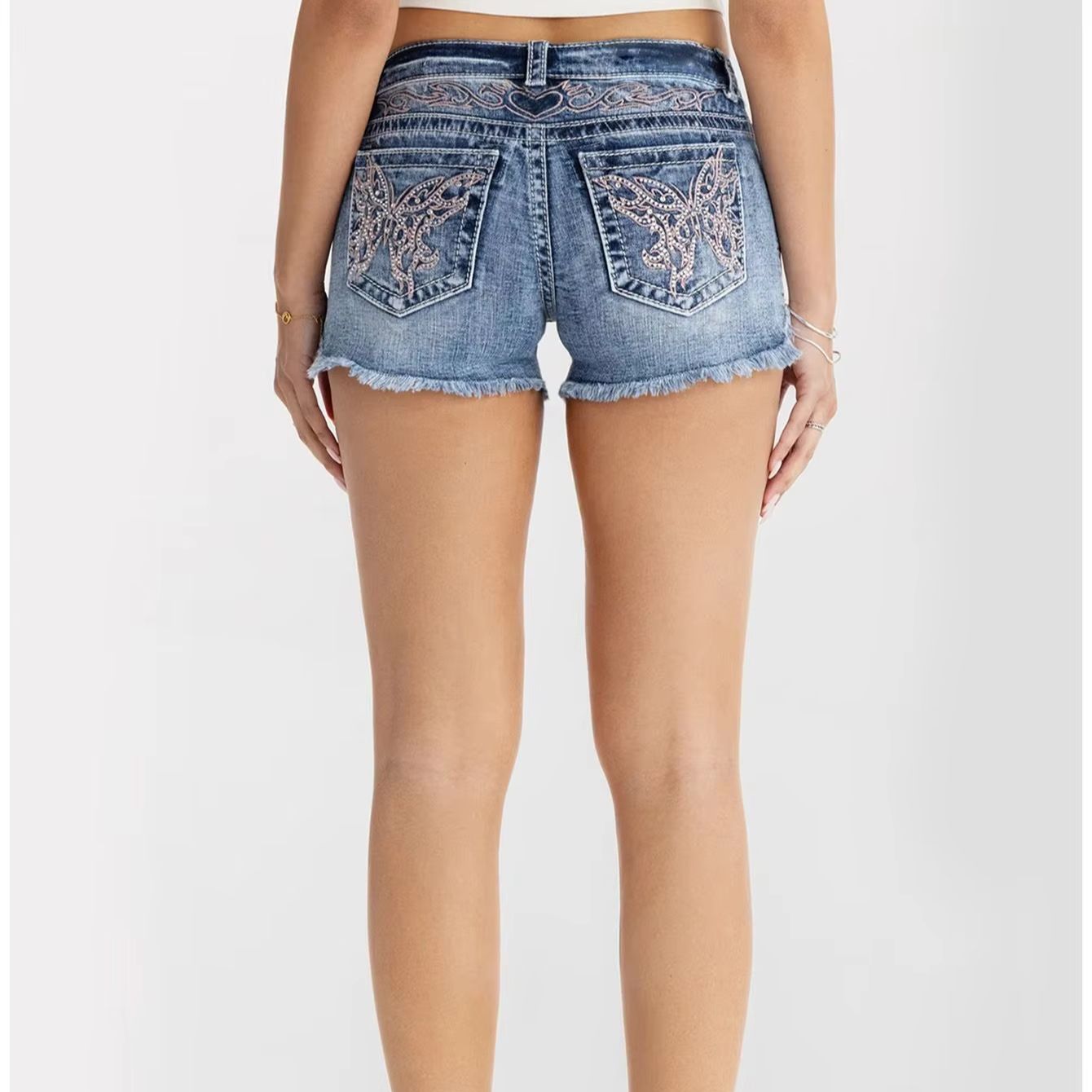 Shorts Denim Frayed - Pakaian Wanita Celana Pendek Denim Berlian